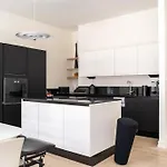 Stunning Downtown Retreat הלסינקי