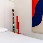 Stunning Downtown Retreat דירה